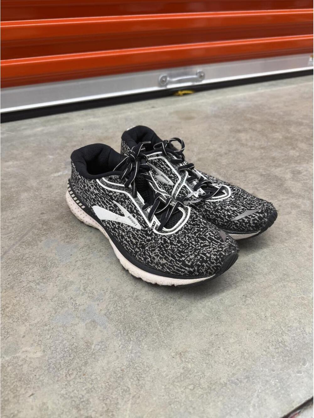 Brooks adrenaline gts 20 black and white running gym shoes size 9 MENS